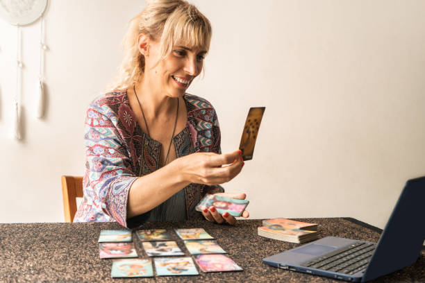 Como Funciona uma Consulta de Tarot Online? Guia Completo