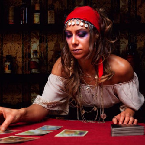 Consulte os Or�culos com Tar�logos, Cartomantes e Ciganos Online
